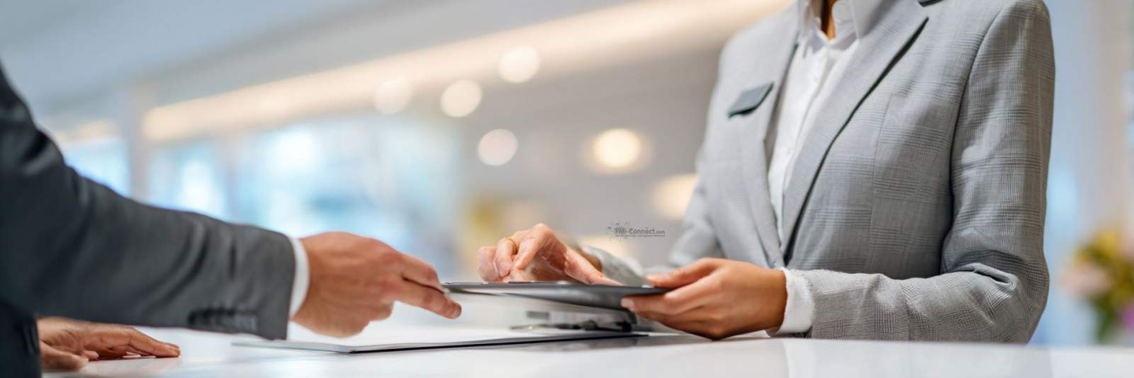 Regelmäßige interne Kommunikation und Feedback am Empfang